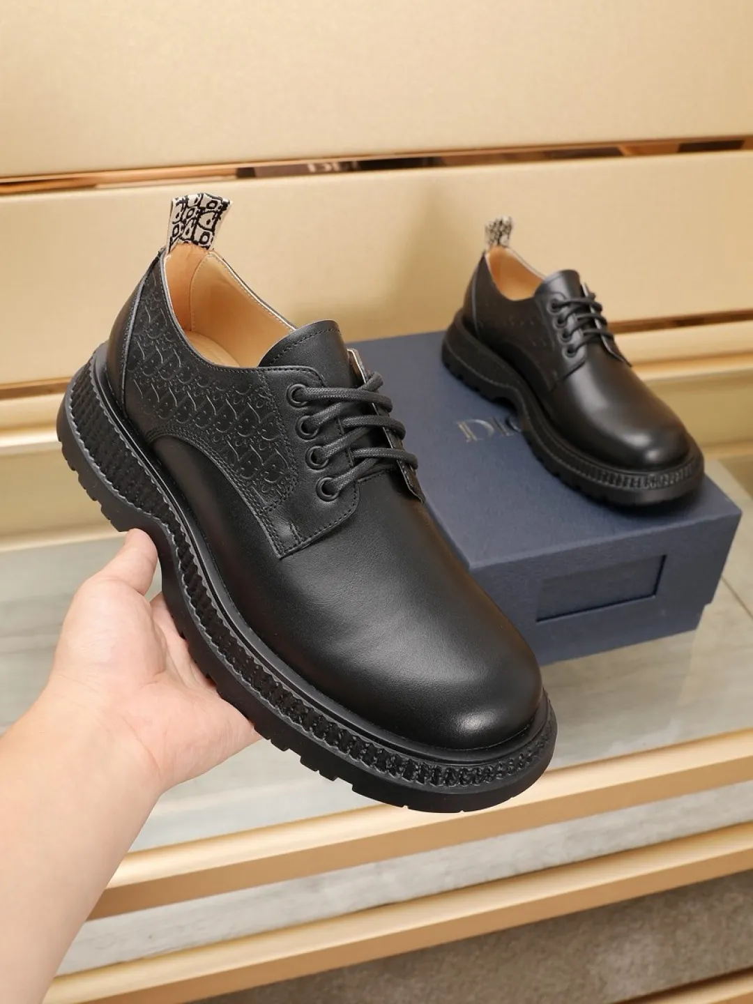 Factory P500💰Dior Buffalo's new low-top Derby casual leather shoes, a new product in the 2024 spring men's series, ideally combine unconventional characteristic elements with Dior's high-end aesthetic style. The original first-grain calfskin upper features side panels with a tonal debossed Oblique print, and the chunky rubber sole showcases a crepe-effect design. Styled with wide leather laces and Oblique-printed rear pull tabs, they add a modern touch to any look. Practical and stylish, it can be easily paired with a variety of casual looks. Size: 38-44 (45 customized)